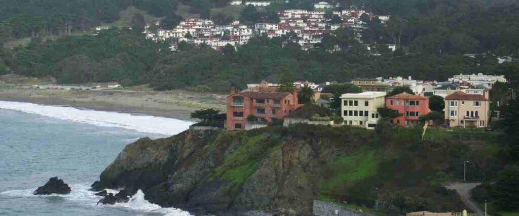 View of the sea cliff in the Sea Cliff Neighborhood. 